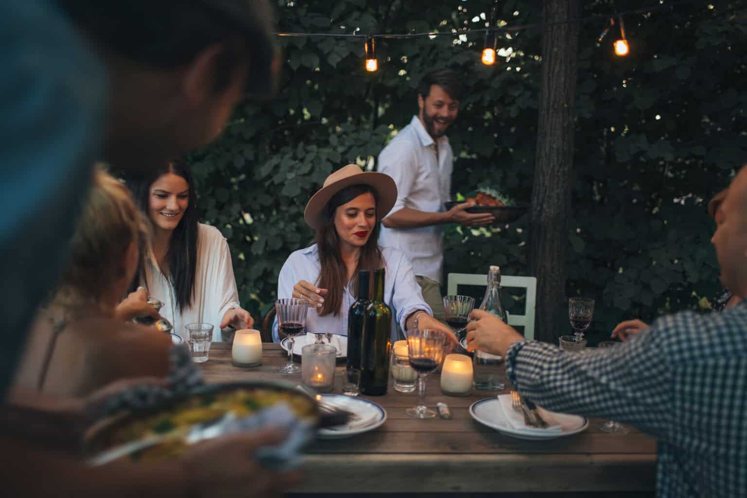 vrienden aan tafel in de buitenlucht outdoor cooking